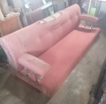 Belíssimo sofá anos 70 de 04 lugares possui braços com hastes cromadas mede: 2,25x0,80cm