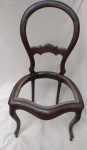 Belíssima cadeira medalhão medindo: 0,48x0,44x0,95cm, necessário refazer o assento.