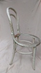 Lindíssima cadeira belga com patina branca  medindo: 0,40cm de diâmetro, 88cm de altura, necessário restauro.