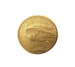 Moeda de 20 dolares em ouro 1909  S -  Rara moeda americana em ouro teor 22 k com representação no verso do passeio da liberdade e anverso águia dupla. Casa da moeda da Filadélfia. EUA, 33,5 g. 34 mm.NOTA: As moedas de ouro de 1909 Saint-Gaudens, de US $ 20, são moedas de ouro icônicas e procuradas entre colecionadores e investidores.Essas moedas de ouro, com um valor nominal de US $ 20, valiam o equivalente a centenas de dólares em dinheiro de hoje. As águias duplas de Saint-Gaudens foram assim nomeadas por seu designer, Augustus Saint-Gaudens. Eram mais comumente usadas para o comércio internacional, embora houvesse alguma circulação no oeste, onde ouro e as moedas de prata eram mais usadas para grandes transações do que o papel-moeda. As moedas de ouro foram introduzidas pela primeira vez em 1800 e foram quase imediatamente um sucesso entre as pessoas que faziam negócios em quantias maiores.Tenha em mente que, no século 19, um único dólar era muito dinheiro.As moedas de ouro de St. Gaudens, de $ 20, não foram introduzidas até o início do século 20, mas foram um sucesso instantâneo. Embora essas moedas tenham sido retiradas das linhas de produção, elas continuam extremamente populares entre os colecionadores dos EUA e do exterior. No final da dec. de 20 os Estados Unidos motivados pela grande depressão de 1929 abandonou o padrão ouro que preconizava a cunhagem da moeda em metal que garantisse seu valor de cunhagem (lastro). Assim vinte dólares em ouro continham a exata quantidade de metal na moeda ou seja 33,5 g. O mesmo acontecia com as de prata e cobre. A crise obrigou a adoção do padrão fiduciário para estancar a inflação ou seja a moeda não estava mais atrelada a uma quantidade de metal. Assim com o fim do padrão o Presidente Roosevelt conclamou os americanos a entregarem as moedas cunhadas em ouro para que fossem entesourados e transformadas no valor equivalente em moeda cunhada com metal sem valor econômico. Quase todos os exemplares das últimas datas foram fundidas poucos se preocuparam com o valor de colecionismo porque afinal eram moedas novas. Assim as últimas datas com a águia dupla hoje são extremamente raras e valiosas.