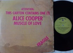 Alice Cooper  Muscle Of Love LP 1974 IMPORT Venezuela Bom estado. LP orignal Venezuelano Warner Bros 70's. Capa em bom estado com amassos. Disco em bom estado com riscos superficiais.