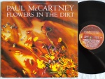 Paul McCartney  Flowers In The Dirt LP 1989 Brasil Muito bom estado. LP edição Brasileira 80's. Capa em bom estado , com discretos amassos e pequena marca de caneta na frente. Discos em muito bom estado.