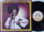 Betty Wright  Betty Wright Live LP Brasil 1978 Soul Funk Excelente estado. LP edição Brasileira Harmony Records. Capa em bom estado. Com amassos, amarelados do tempo. Disco em Excelente estado.