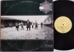 Skowa E A Máfia  La Famiglia LP 1989 Funk Soul Excelente estado. Encarte. LP 80's Gravadora EMI. Destaque para a faixa "Deus Me Faça Funky". Capa em muito nom estado , com marcas de caneta na frente e etiqueta da loja. Disco em excelente estado.