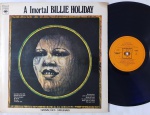 Billie Holiday "A Imortal" LP 1973 Br - Selo CBS - Catálogo 137806. Capa laminada em Muito bom estado amarelada pelo tempo, com peq escrita à caneta no CSE da contracapa. Disco em muito bom estado com com riscos superficiais. Selo limpo.