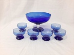 Jogo de bowl com 6 cumbucas em vidro azul cobalto. Medindo o bowl 23,5cm de diâmetro x 16cm de altura e as cumbucas 9cm de diâmetro x 7cm de altura.