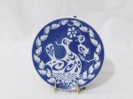 Lindo prato decorativo em porcelana azul e branca Mather's Day. Medindo 15cm de diâmetro.