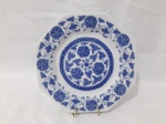 Prato decorativo em porcelana Germer azul e branca. Medindo 21,5cm de diâmetro.