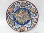Prato decorativo em cerâmica portuguesa pintada à mão. Medindo 25,5cm de diâmetro.