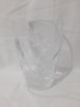 Vaso floreira em grosso cristal francês lapidado. Medindo 16cm x 14,5cm de boca x 25cm de altura.