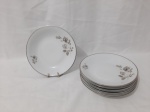 Jogo de 6 pratos fundos em porcelana Renner, floral com friso prata. Medindo 22,5cm de diâmetro.