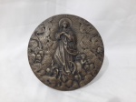 Medalhão em bronze com imagem de Nossa Senhora da Conceição em relevos. Medindo 14,5cm de diâmetro.