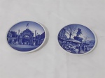 Par de pratos decorativos em porcelana Dinamarquesa, azul e branco. Medindo 8,5cm de diâmetro.