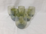 Jogo de 6 copos longos bojudos em cristal verde, selado Bianco & Nero. Medindo 12cm de altura.