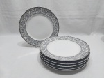 Jogo de 6 pratos rasos em porcelana Real com guirlanda de flores e friso prata. Medindo 25cm de diâmetro.