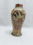Lindo vaso bojudo em porcelana oriental com pintura em relevo. Medindo 24cm de altura.