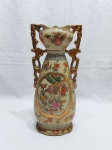 Lindo vaso com 2 alças em porcelana oriental com pintura em relevo. Medindo 29,5cm de altura.