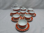 Jogo de servir chá com 9 peças em porcelana Renner Mon Chéri. Composto de 6 xícaras com pires, bule, açucareiro e manteigueira.