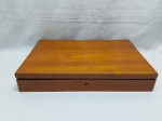 Caixa retangular em madeira com divisões internas para faqueiro. Medindo 45cm x 30cm x 7cm de altura.