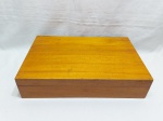 Caixa retangular em madeira clara. Medindo 45cm x 30cm x 10cm de altura.