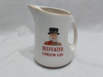 Linda jarra em porcelana inglesa com propaganda da Beefeater London Gin. Medindo 15cm de altura.