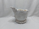 Lindo cachepot em porcelana branca trabalhada com relevos. Medindo 28cm x 28cm x 26cm de altura.