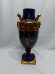 Lindo vaso com 2 alças em porcelana francesa azul cobalto com ouro. Medindo 41cm de altura. Leve restauro.