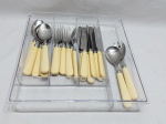 Faqueiro com 20 peças em aço inox Hercules com pega em resina. Composto de 6 garfos, 6 facas, 6 colheres e par de talher de salada. Acompanha caixa em acrílico medindo 33cm x 30cm x 5cm de altura.