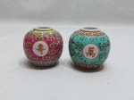 Lote de 2 pequenos vasos bojudos em porcelana oriental com pintura em relevo. Medindo 5,5cm de altura.