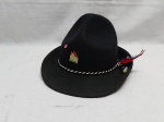 Chapéu tirolês com botons do Canada e de Blumenau. Medindo 19cm x 16cm.