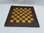 Tabuleiro de xadrez em madeira marchetada. Medindo 38cm x 38cm. Leve perda no acabamento.