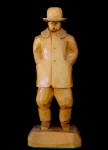 Escultura húngara lavrada em madeira clara na representação de boiardo, medindo 8,3 cm x 7 cm x 21 cm de altura. Peça assinada na base "B. ZS" com etiqueta de origem escrita em húngaro "Foi autorizado pelo Conselho Industrial". Hungria, terceiro quartel do século XX.