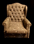 Wing chair lavrada ao estilo inglês Queen Anne, composta de estrutura de madeira com braços e pernas recurvas, espaldar a loreille e encosto em capitonné, com assento, forrados em tecido floral. 72 cm x 70 cm x 89 cm de altura. Inglaterra, década de 1940.