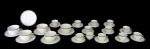 Jogo de xícaras em porcelana nacional, manufatura "Porcellana Mauá", decoradas com chanfros e filetes em douração a ouro, composto de cinco xícaras para chá e seis pires, e doze xícaras para café e onze pires. Total de 34 peças. Brasil, década de 1940.