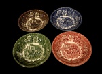 Jogo de quatro bowls de porcelana inglesa de Staffordshire, manufatura "Royal Tudor Ware", decorados ao padrão "Coaching Taverns" em policromia. 13 cm de diâmetro, cada. Inglaterra, década de 1940.