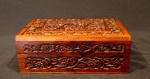Tea chest indiano lavrado em madeira sândalo elegantemente esculpida na tampa e laterais com motivos em florais. 18 cm x 13 cm x 6,2 cm de altura. Índia, segunda metade do século XX.