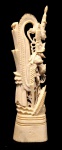 Escultura de marfim indiano finamente lavrada no formato pedestal alusivo à imagem simbólica da deusa Shiva envolta em elementos fitomórficos e zoomórficos. 3 cm x 3 cm x 17 cm. Índia, meados do século XX.