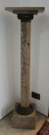 Coluna lavrada em pedra mármore composta de aplique em aro ornado com guirlanda e capitel na ordem coríntia, finamente lavrados em bronze com resquícios de douração, fuste central circular e base pedestal e platô superior quadrados. 1,10 m de altura, a coluna, e 23,5 cm x 23,5 cm, o tampo. Itália, circa 1900.