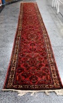 Tapete galeria persa Sarough, trama em seda, medindo 5,97 m x 0,83 m = 4,95 m2. Irã, último quartel do século XX.