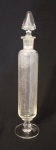 Garrafa oblonga de cristal europeu translúcido ornada com base circular e tampa no formato de pinha. 7,5 cm  de diâmetro e 35 cm de altura. Peça da década de 1950. (Garrafa fungada)
