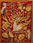 CONCESSA COLAÇO (Lisboa, Portugal, 1929) "Aves e flores", tapeçaria tecida em fios de lã medindo 1,08 m de altura e 85 cm de largura, assinada no canto inferior direito.