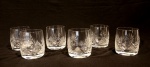 Jogo de seis copos para whisky em cristal translúcido tcheco, cristaleria "Bohemia", elegantemente lapidados em estrias e desenhos geometrizados com foliáceos em estilizações.