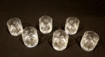 Jogo de seis copos para short drink em cristal translúcido tcheco, cristaleria "Bohemia", elegantemente lapidados em estrias e desenhos geometrizados com foliáceos em estilizações.