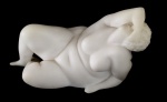 ARTISTA NÃO IDENTIFICADA "Nu feminino", escultura de marfinite branco, sobre base de pedra, medindo 18 cm x 12 cm x 12 cm de altura. Peça assinada "Elena", década de 1980.