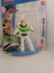 Traduzido de inglês-Buzz Lightyear é um personagem fictício da franquia Toy Story criada pela Disney e Pixar. Dublado por Tim Allen, ele é uma figura de ação de brinquedo senciente baseada na franquia de filmes e televisão do universo de mesmo nome, um super-herói Space Ranger.
