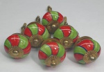 Meia dúzia de puxadores em porcelana com desenho em verde e vermelho, contornado em azul, miolo dourado, medindo 3,5cm.