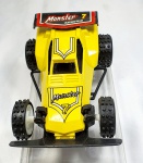Miniatura de carro Racing Team Monster 7, em metal e plástico, pneu emborrachados, medindo 13cm de comprimento.