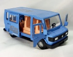 MINIATURA. miniatura de carro modelo Furgão, em metal e plástico  na cor azul com pneus emborrachados, todas as portas abrem, movido a  fricção, medindo 5cm de altura, 5cm de largura por 12,5cm de comprimento.