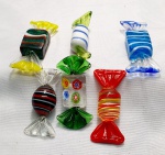 Meia dúzia de variadas balas em vidro de murano colorido, medindo de 5cm a 6,5cm.