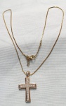 Bijuteria- Belo colar dourado com crucifixo adornado de pedras brancas de zircônia.